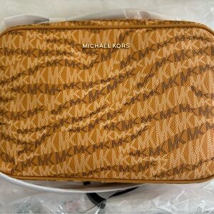 Michael Kors Crossbody Jet Set animal print bag